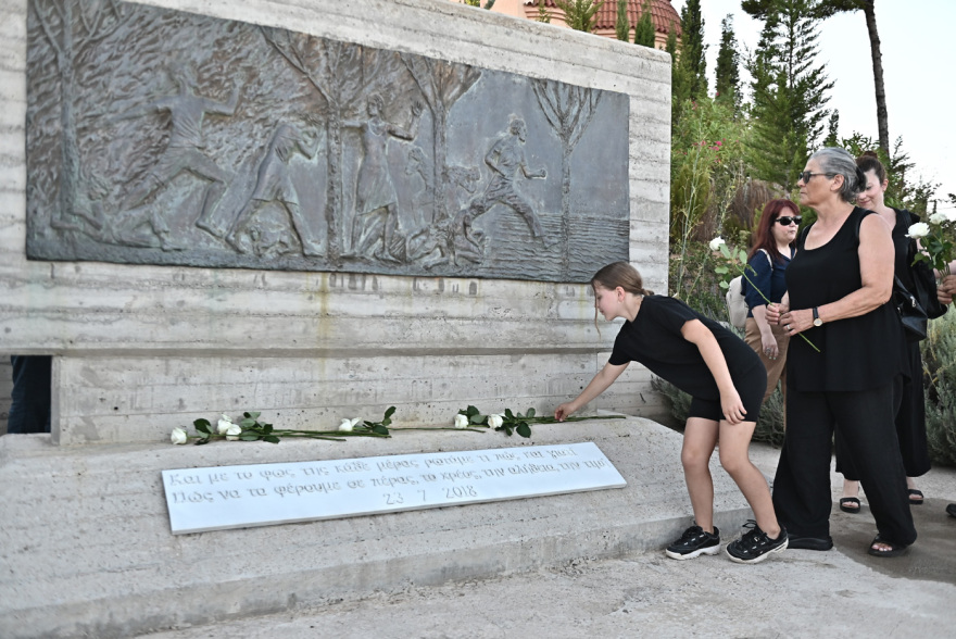 «Ράγισαν καρδιές» στο μνημόσυνο για τους 104 νεκρούς στο Μάτι: Δεν ξεχνάμε τα μάτια που δεν πρόλαβαν να κλείσουν
