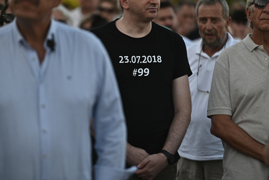«Ράγισαν καρδιές» στο μνημόσυνο για τους 104 νεκρούς στο Μάτι: Δεν ξεχνάμε τα μάτια που δεν πρόλαβαν να κλείσουν