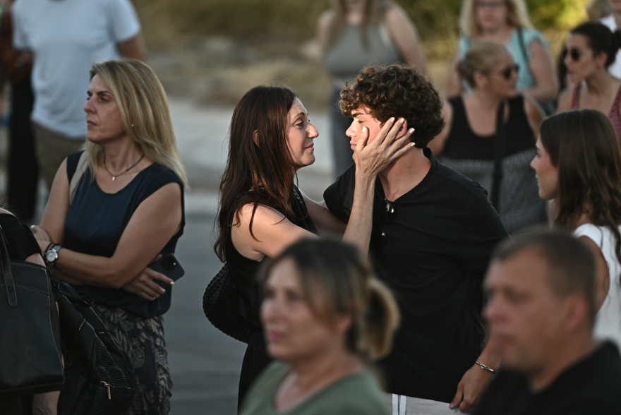 «Ράγισαν καρδιές» στο μνημόσυνο για τους 104 νεκρούς στο Μάτι: Δεν ξεχνάμε τα μάτια που δεν πρόλαβαν να κλείσουν