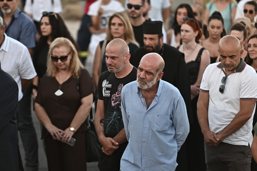«Ράγισαν καρδιές» στο μνημόσυνο για τους 104 νεκρούς στο Μάτι: Δεν ξεχνάμε τα μάτια που δεν πρόλαβαν να κλείσουν