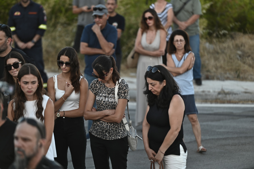 «Ράγισαν καρδιές» στο μνημόσυνο για τους 104 νεκρούς στο Μάτι: Δεν ξεχνάμε τα μάτια που δεν πρόλαβαν να κλείσουν
