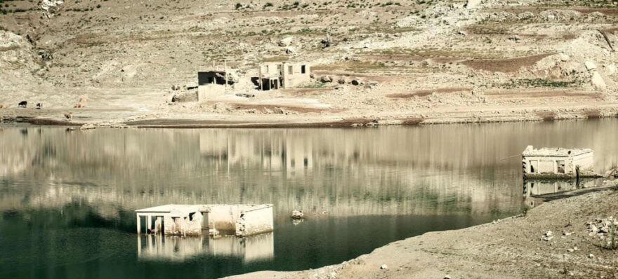 Πολύ χαμηλή στάθμη νερού στη λίμνη του Μόρνου, ξεπροβάλλουν σπίτια βυθισμένου οικισμού - Δείτε φωτογραφίες
