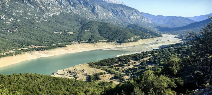 Πολύ χαμηλή στάθμη νερού στη λίμνη του Μόρνου, ξεπροβάλλουν σπίτια βυθισμένου οικισμού - Δείτε φωτογραφίες
