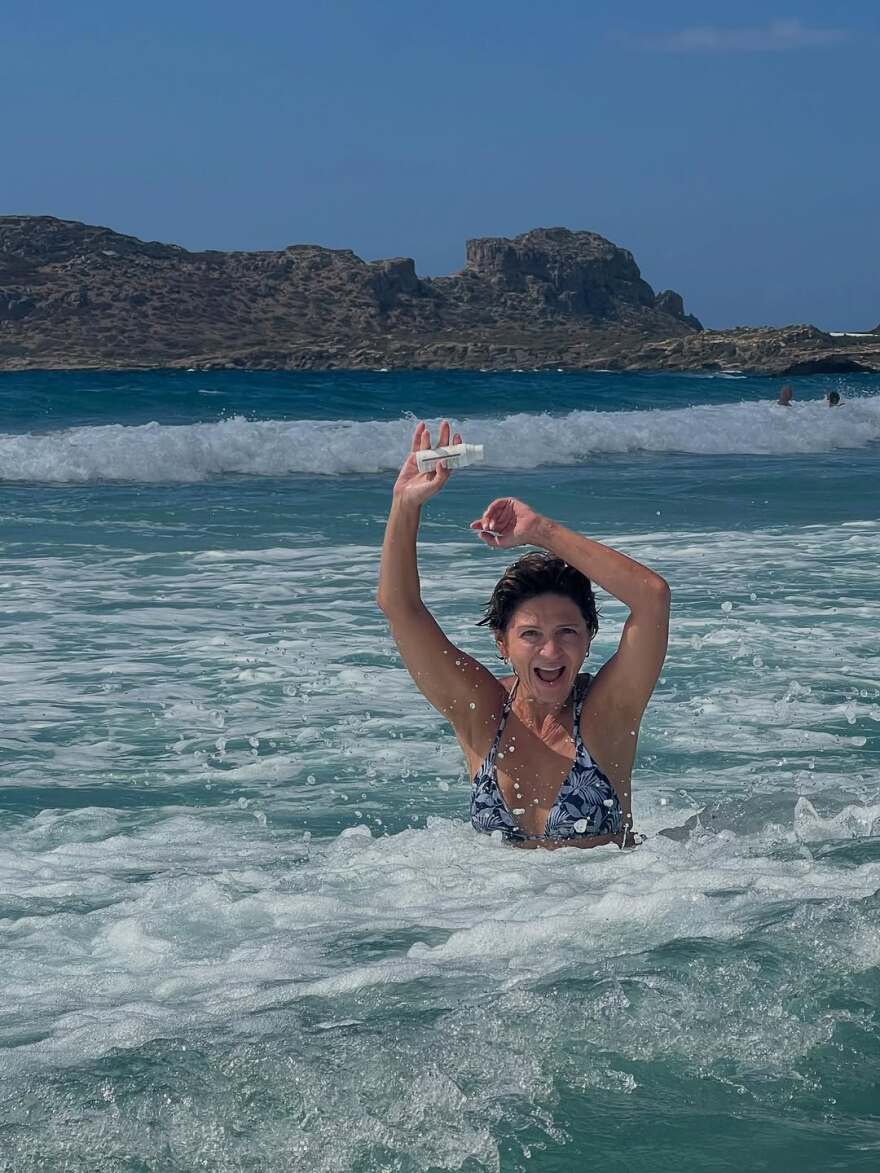 Η Ταμίλα Κουλίεβα «δαμάζει τα κύματα» στις καλοκαιρινές της διακοπές