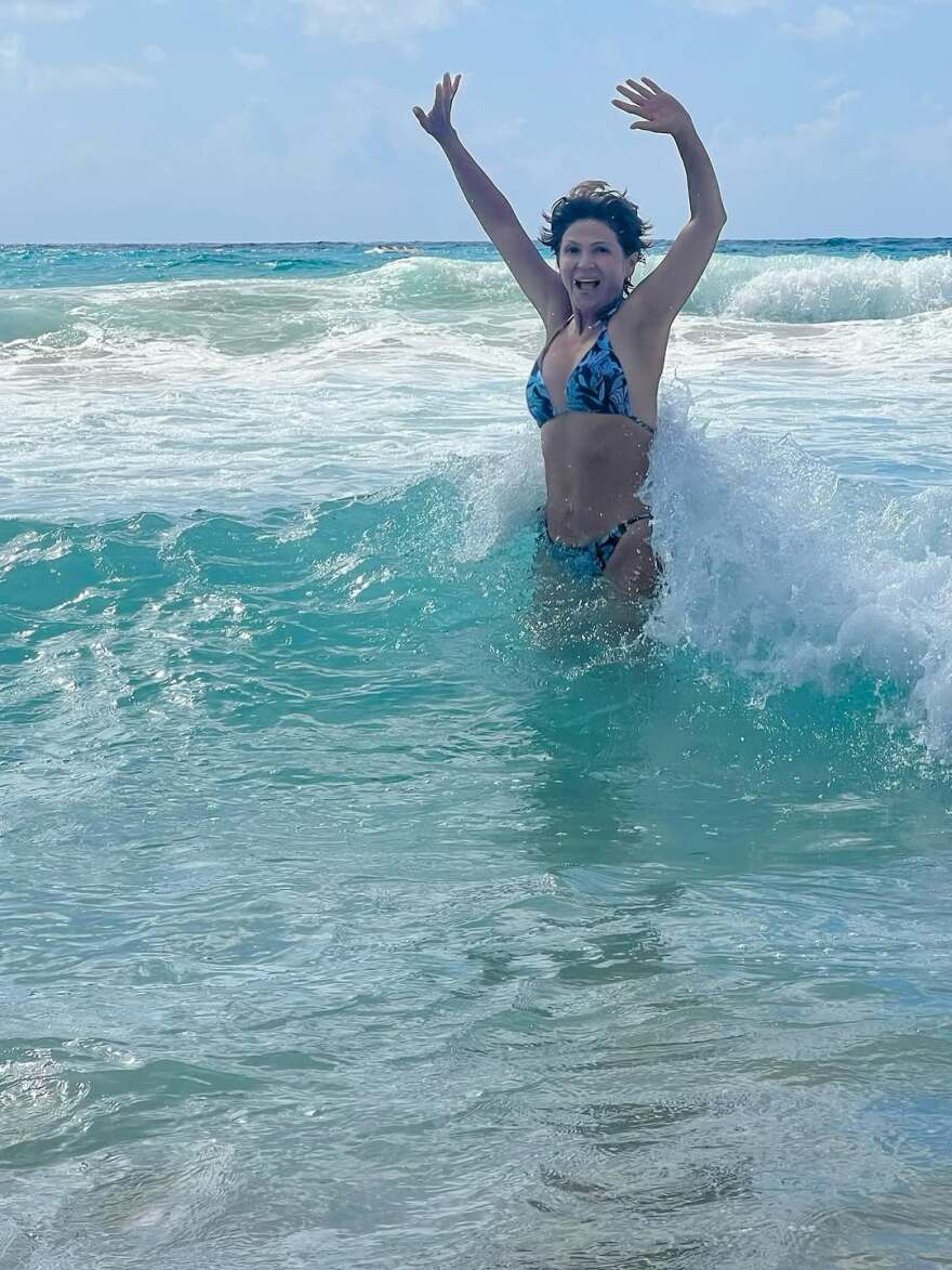 Η Ταμίλα Κουλίεβα «δαμάζει τα κύματα» στις καλοκαιρινές της διακοπές