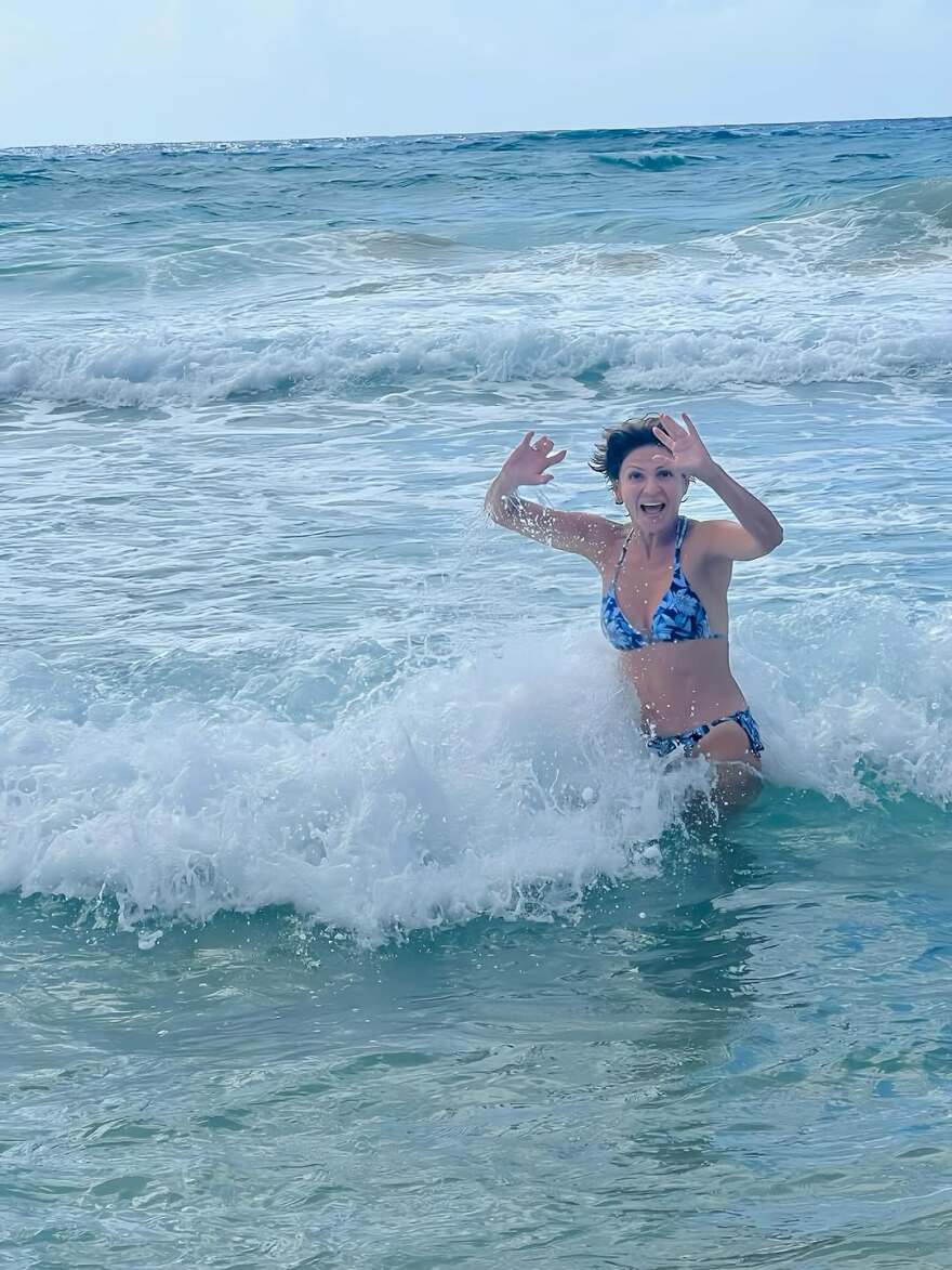 Η Ταμίλα Κουλίεβα «δαμάζει τα κύματα» στις καλοκαιρινές της διακοπές