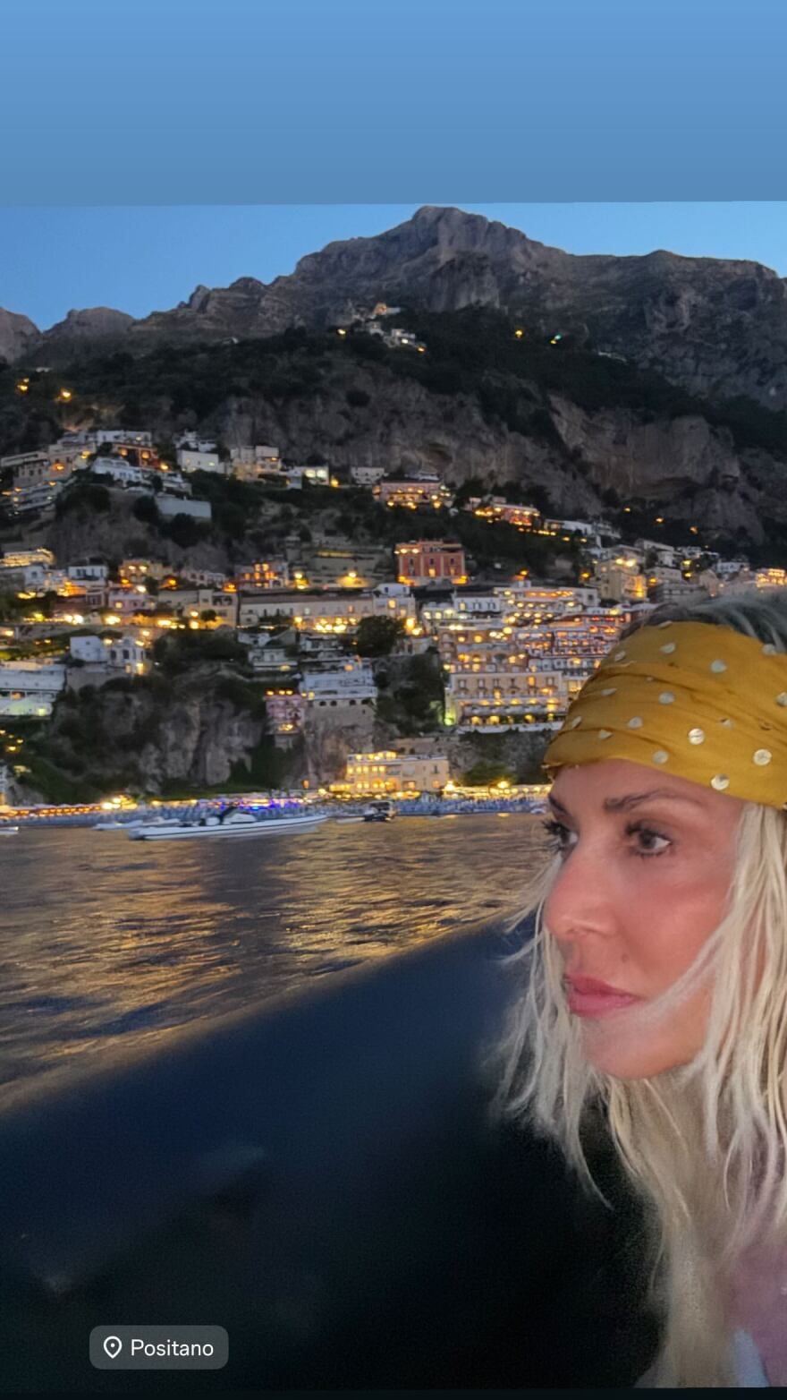 Η Άννα Βίσση φωτογραφίζεται στο Ποζιτάνο 