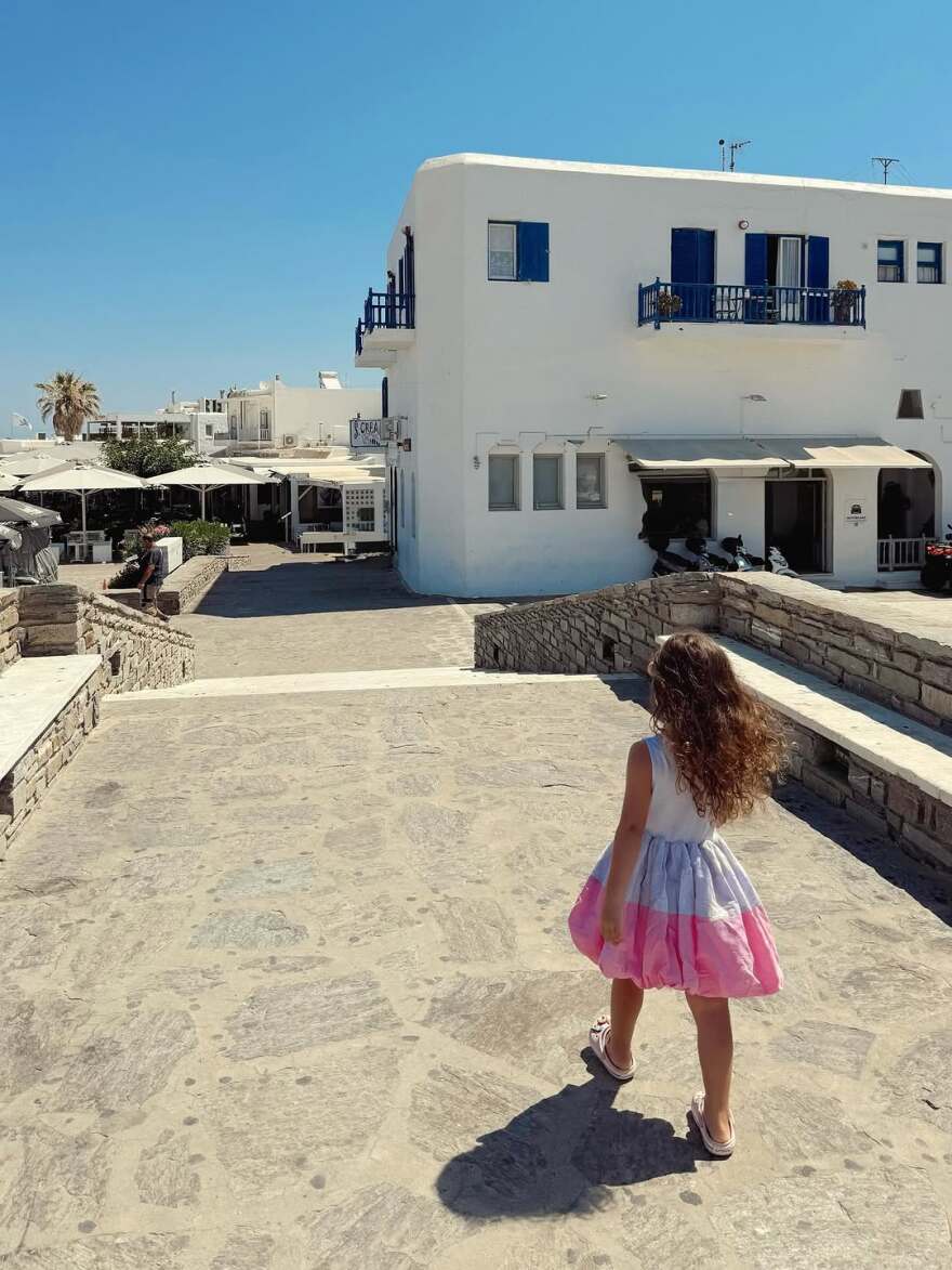 Η Χριστίνα Μπόμπα δημοσίευσε νέες φωτογραφίες από τις διακοπές στην Πάρο με την οικογένειά της