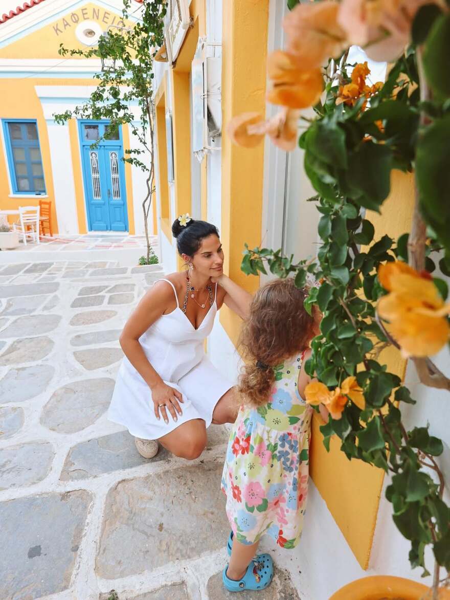 Η Χριστίνα Μπόμπα δημοσίευσε νέες φωτογραφίες από τις διακοπές στην Πάρο με την οικογένειά της