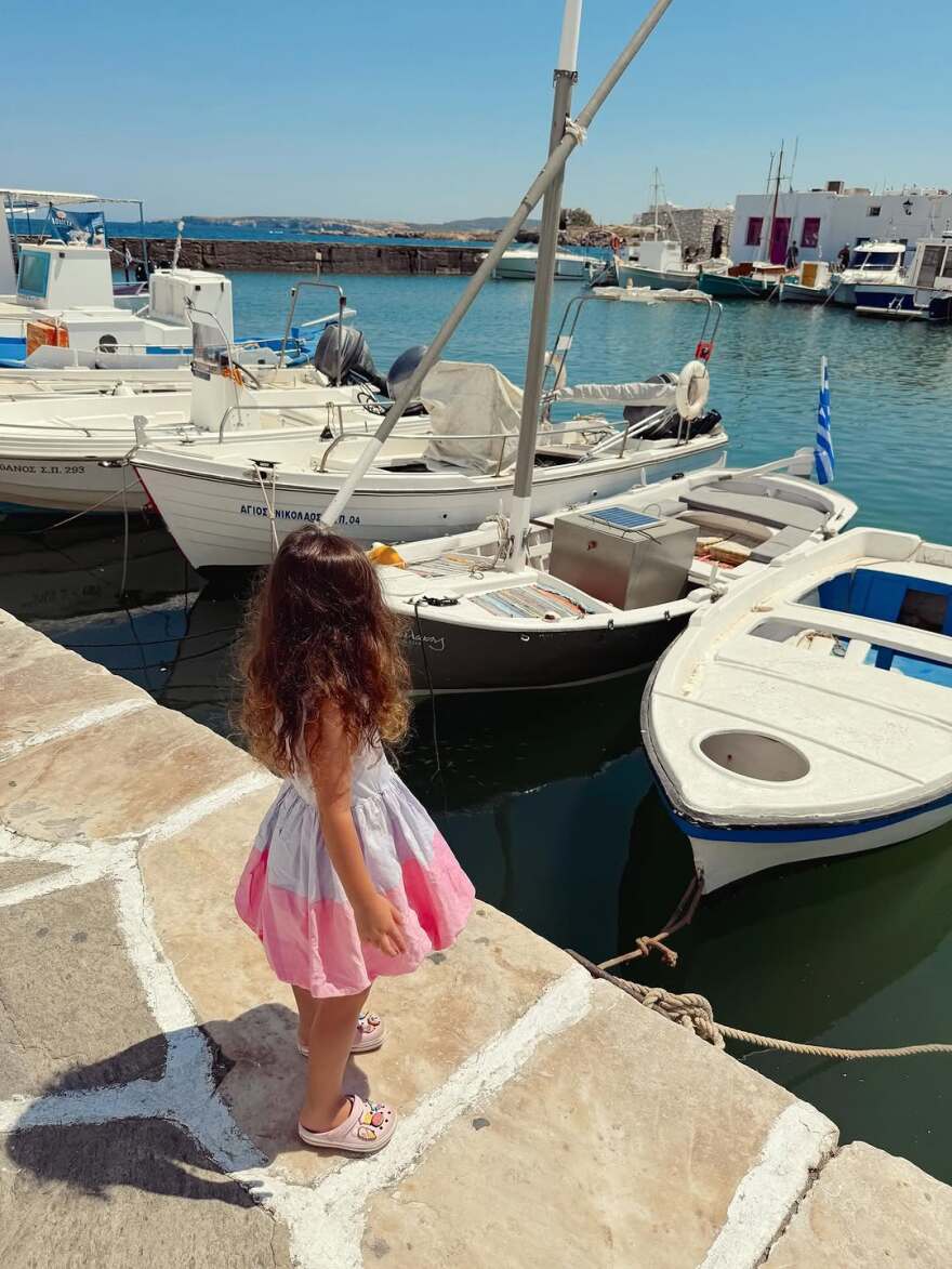 Η Χριστίνα Μπόμπα δημοσίευσε νέες φωτογραφίες από τις διακοπές στην Πάρο με την οικογένειά της