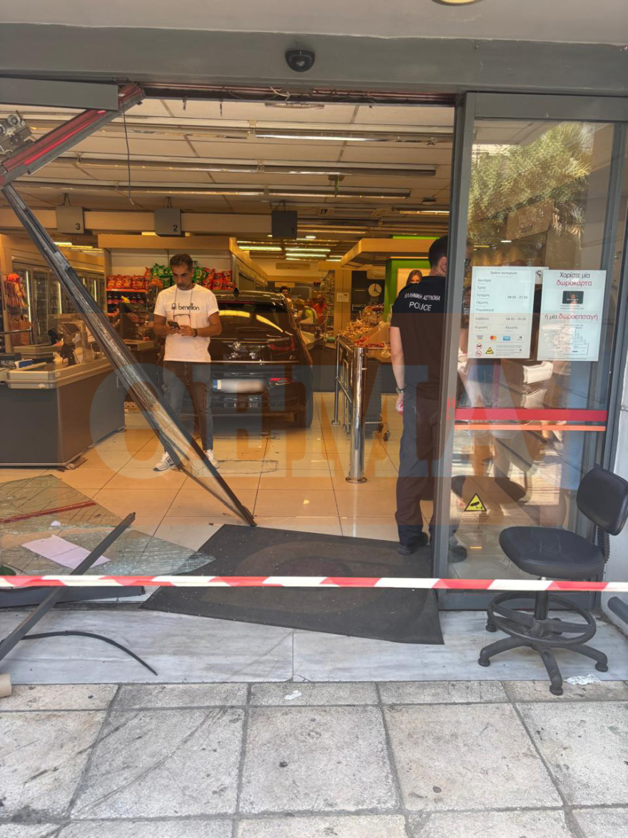 Αυτοκίνητο «εισέβαλε» σε σούπερ μάρκετ στην Πέτρου Ράλλη - 3 τραυματίες, ανάμεσά τους 2 παιδιά