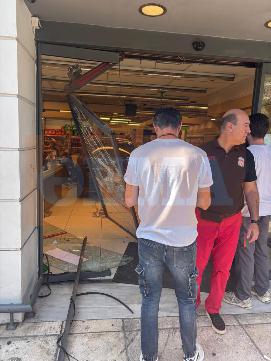 Αυτοκίνητο «εισέβαλε» σε σούπερ μάρκετ στην Πέτρου Ράλλη - 3 τραυματίες, ανάμεσά τους 2 παιδιά