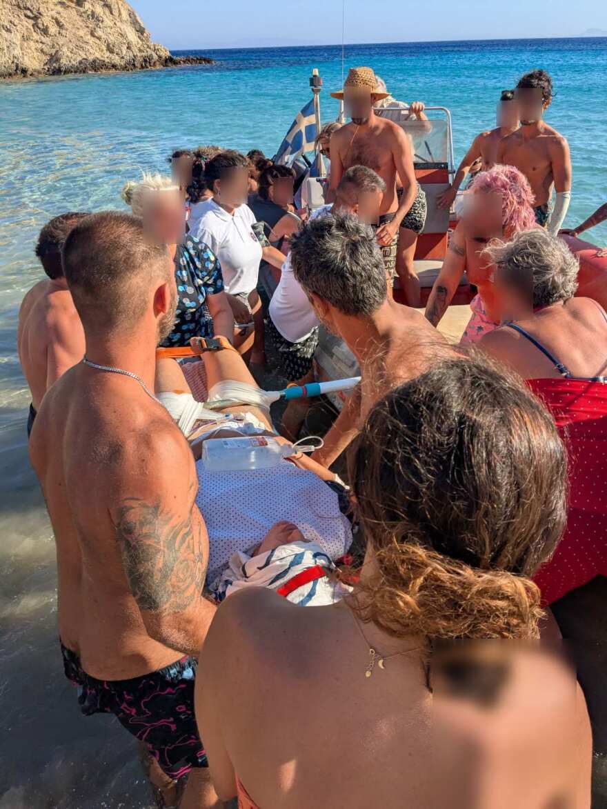 Δονούσα: Ομπρέλα που την πήρε ο αέρας, καρφώθηκε στο πόδι τουρίστριας