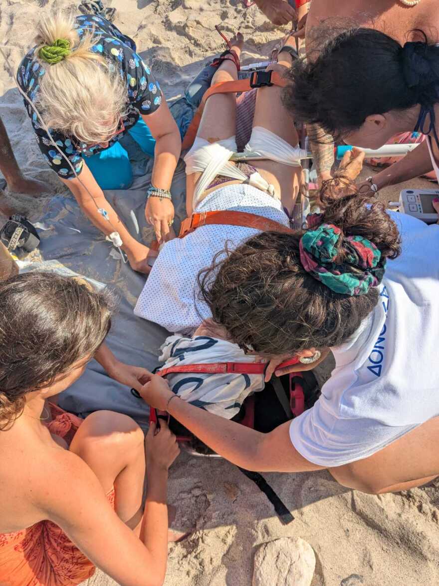 Δονούσα: Ομπρέλα που την πήρε ο αέρας, καρφώθηκε στο πόδι τουρίστριας