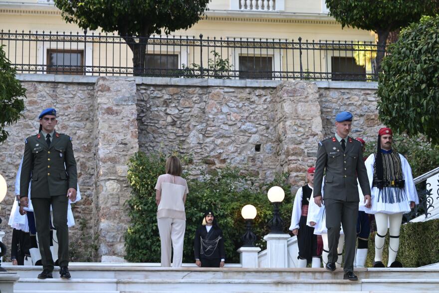 Ακίνητοι εν μέσω καύσωνα στο Προεδρικό Μέγαρο οι Εύζωνες - Τους σκούπιζαν τον ιδρώτα