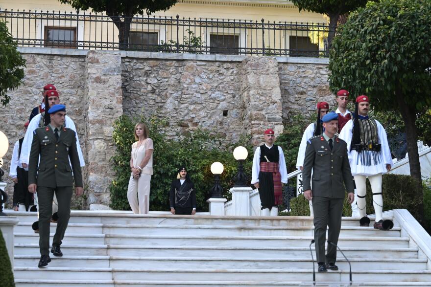 Ακίνητοι εν μέσω καύσωνα στο Προεδρικό Μέγαρο οι Εύζωνες - Τους σκούπιζαν τον ιδρώτα