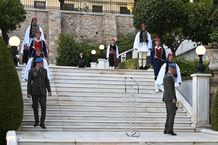 Ακίνητοι εν μέσω καύσωνα στο Προεδρικό Μέγαρο οι Εύζωνες - Τους σκούπιζαν τον ιδρώτα