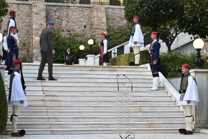 Ακίνητοι εν μέσω καύσωνα στο Προεδρικό Μέγαρο οι Εύζωνες - Τους σκούπιζαν τον ιδρώτα