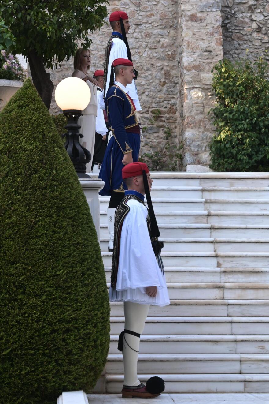 Ακίνητοι εν μέσω καύσωνα στο Προεδρικό Μέγαρο οι Εύζωνες - Τους σκούπιζαν τον ιδρώτα