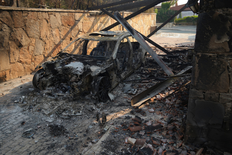 Μικρές εστίες και αναζωπυρώσεις στην Κύπρο - Δύο νεκροί και 100 τετραγωνικά χιλιόμετρα καμένη γη
