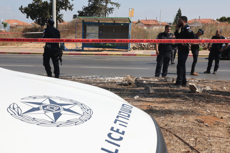 Ισραήλ: Αυτοκίνητο έπεσε σε στάση λεωφορείου και τραυμάτισε στρατιώτες - Τρομοκρατική επίθεση ερευνά η αστυνομία