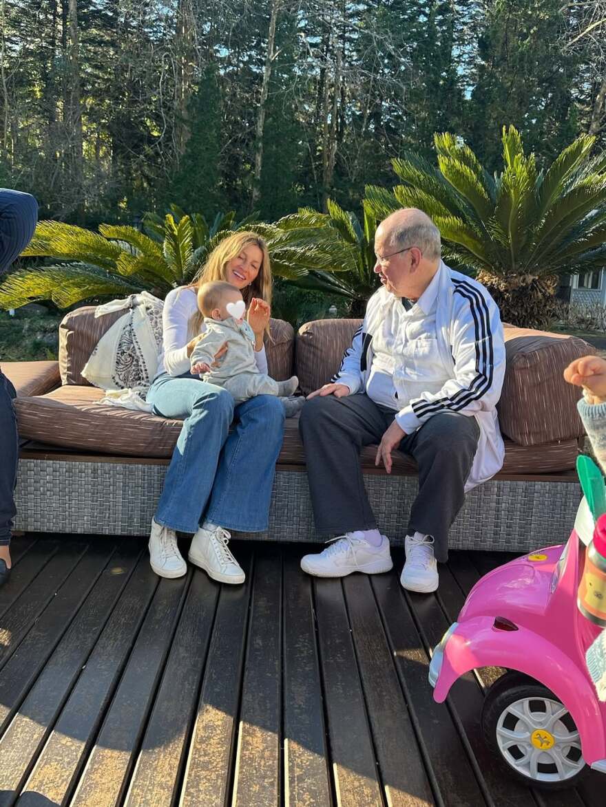 Η Ζιζέλ φωτογραφίζεται  με τον 5 μηνών γιο της στα 45α γενέθλιά της