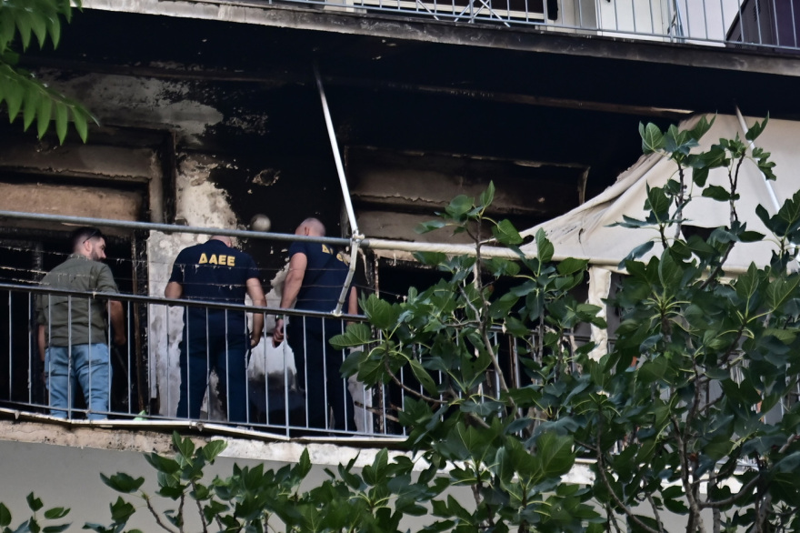 Νέα αυτοψία στο διαμέρισμα του Πέτρου Φιλιππίδη για την πυρκαγιά - Δείτε φωτογραφίες
