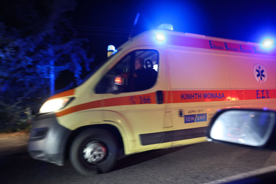 Μετωπική σύγκρουση ΙΧ στη Λάρισα, διασωληνώθηκε τραυματίας