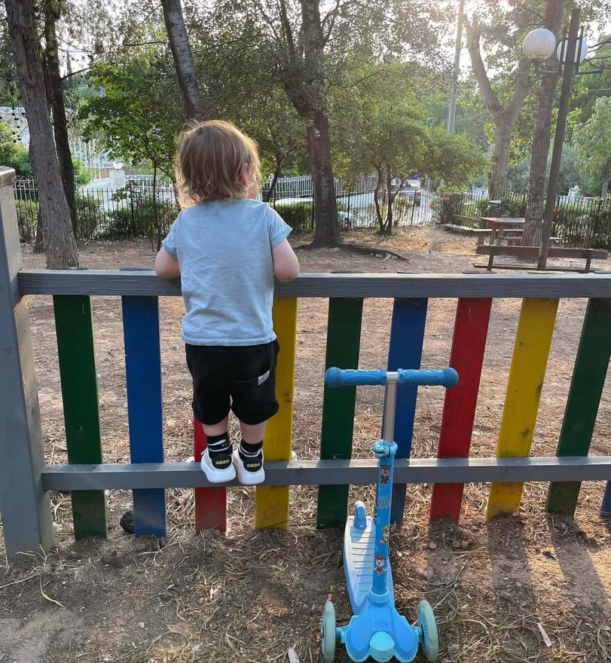 Η Γιούλικα Σκαφιδά φωτογραφίζεται με τον γιο της στην Καλαμάτα
