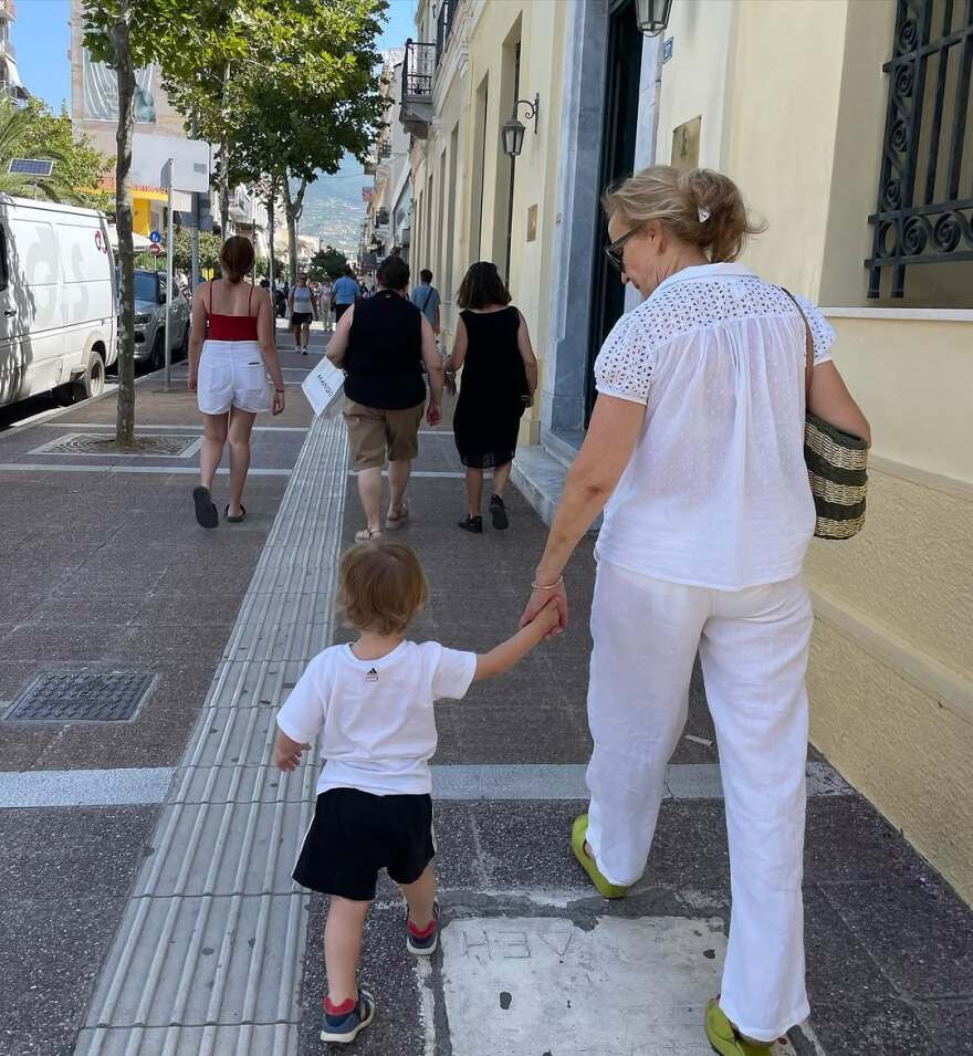 Η Γιούλικα Σκαφιδά φωτογραφίζεται με τον γιο της στην Καλαμάτα
