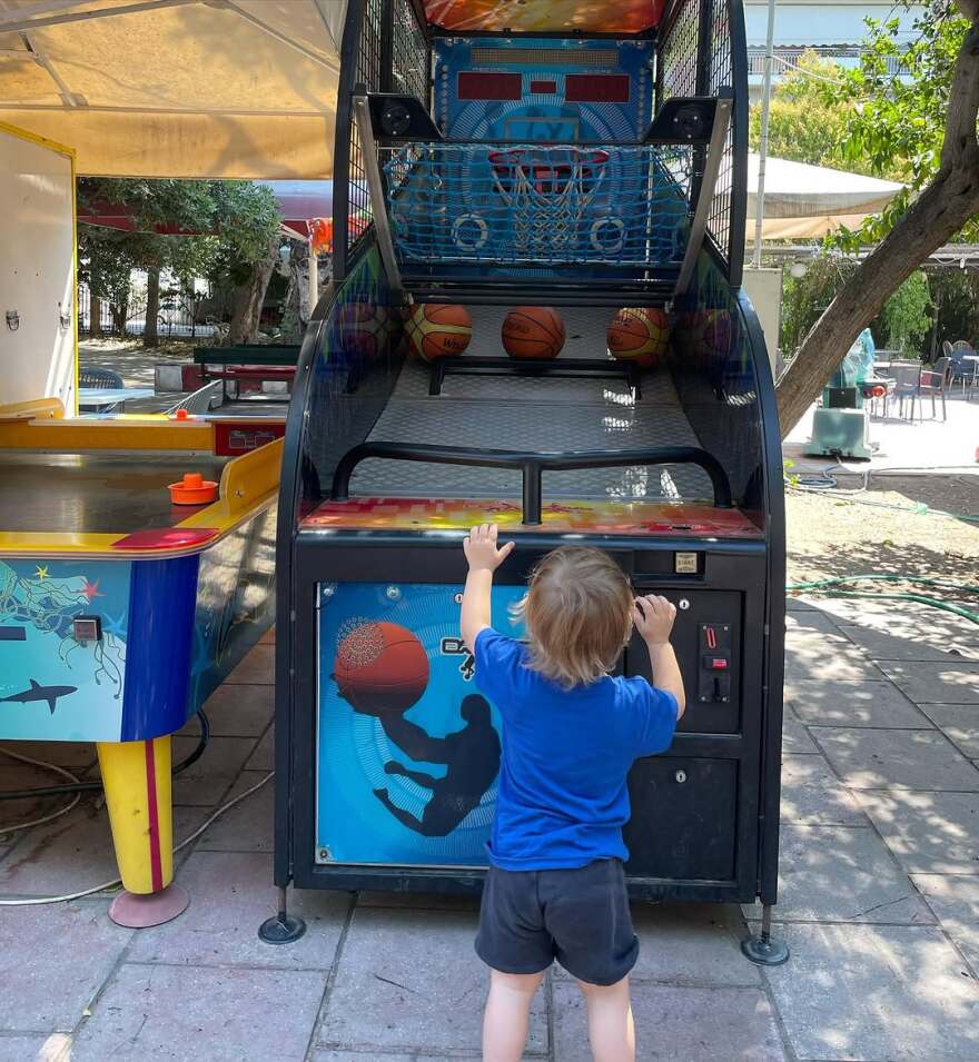 Η Γιούλικα Σκαφιδά φωτογραφίζεται με τον γιο της στην Καλαμάτα
