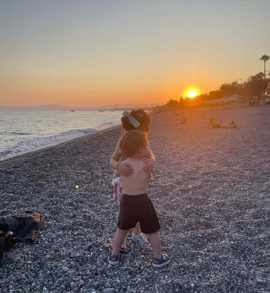 Η Γιούλικα Σκαφιδά φωτογραφίζεται με τον γιο της στην Καλαμάτα
