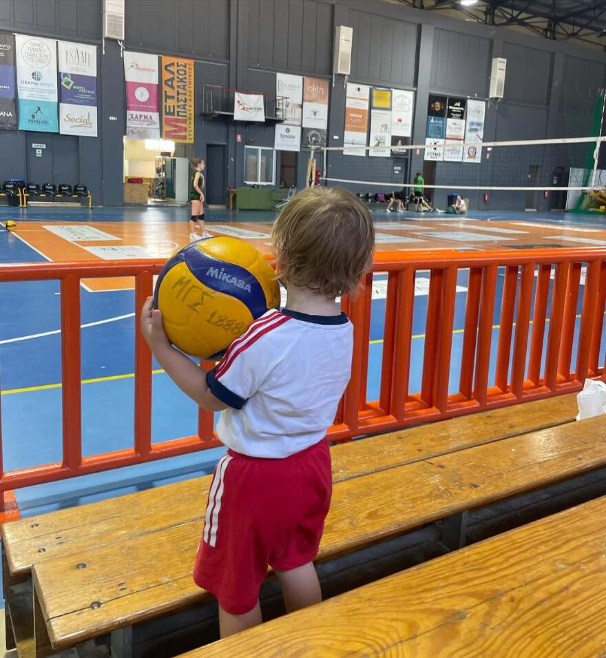 Η Γιούλικα Σκαφιδά φωτογραφίζεται με τον γιο της στην Καλαμάτα
