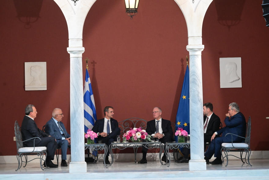 Toxicity in public dialogue borne the climate in the 51st anniversary of the restoration of democracy in the presidential