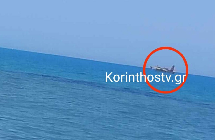 Αναγκαστική προσθαλάσσωση Canadair στον Κορινθιακό - Σώοι οι πιλότοι, δείτε φωτογραφίες και βίντεο
