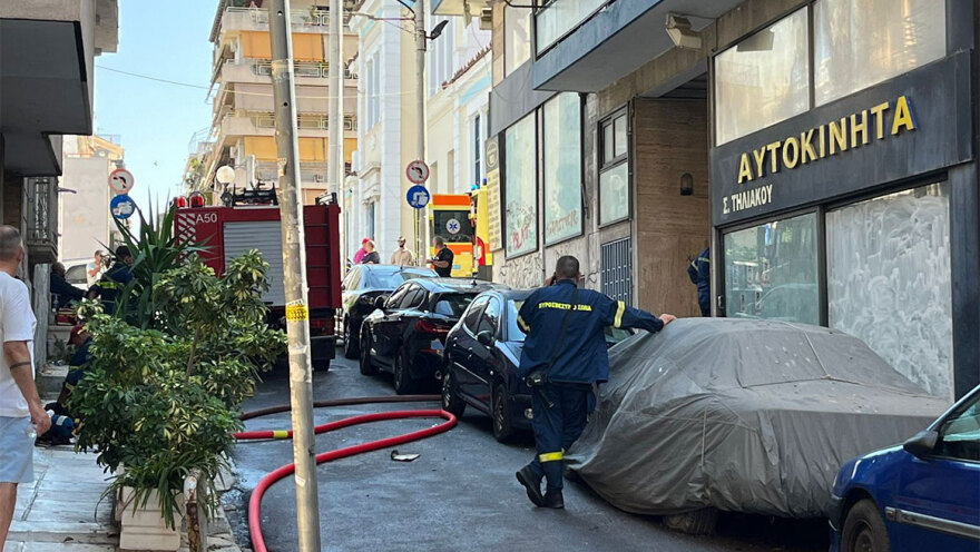 Νεκρή μία γυναίκα και ένας τραυματίας σε φωτιά που ξέσπασε σε διαμέρισμα στον Πειραιά 