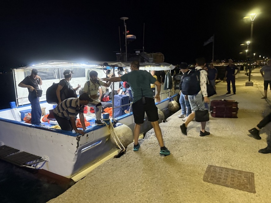 Απομακρύνεται από τον ύφαλο το φορτηγό πλοίο που προσάραξε στη Σητεία - Δείτε φωτογραφίες από τη διάσωση του πληρώματος