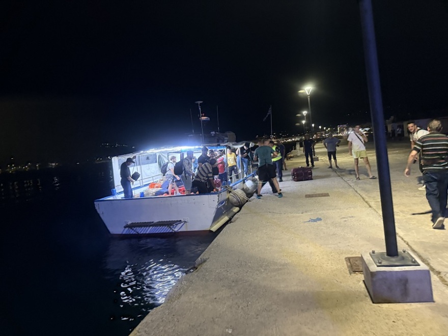 Απομακρύνεται από τον ύφαλο το φορτηγό πλοίο που προσάραξε στη Σητεία - Δείτε φωτογραφίες από τη διάσωση του πληρώματος