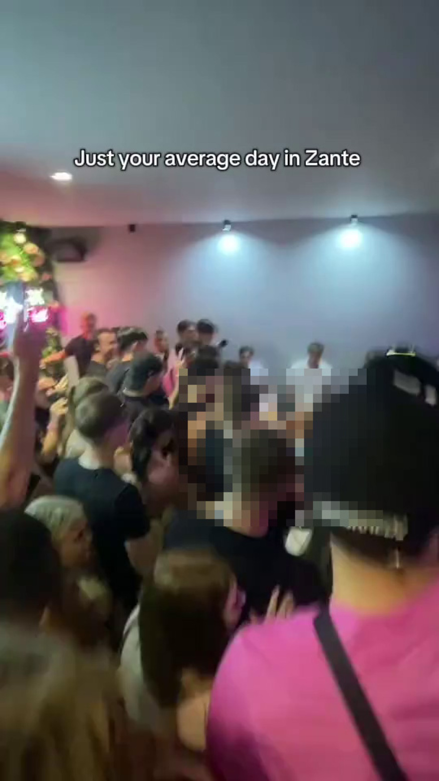 Σάλος στη Ζάκυνθο για τον ερωτικό «διαγωνισμό» μεταξύ τουριστών σε κλαμπ - Στο μικροσκόπιο η γνησιότητα του βίντεο

