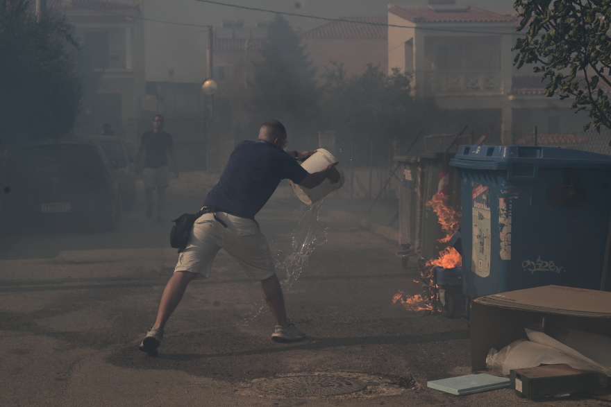 Φωτιά στη Δροσοπηγή, εκκενώνεται το Κρυονέρι - Δείτε βίντεο και φωτογραφίες