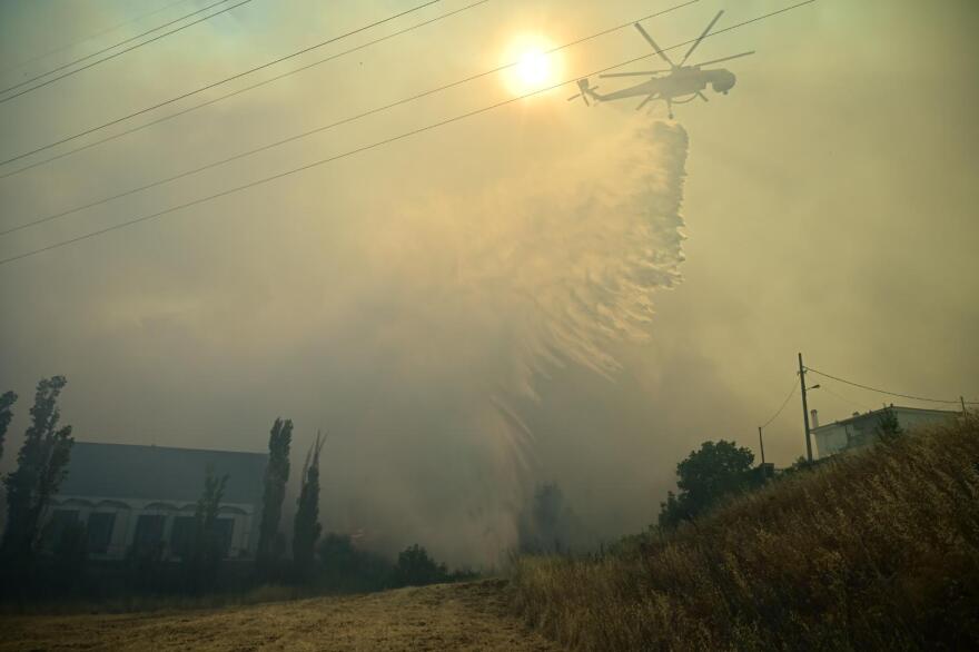 Φωτιά στη Δροσοπηγή, εκκενώνεται το Κρυονέρι - Δείτε βίντεο και φωτογραφίες