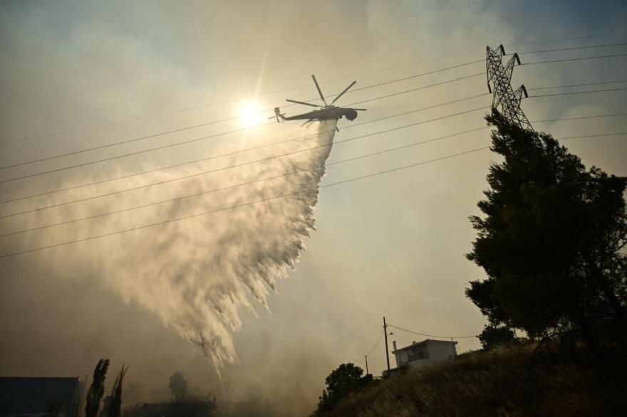 Φωτιά στη Δροσοπηγή, εκκενώνεται το Κρυονέρι - Δείτε βίντεο και φωτογραφίες