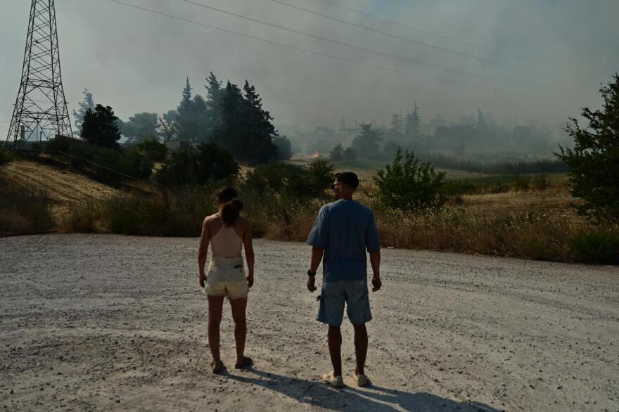Φωτιά στη Δροσοπηγή, εκκενώνεται το Κρυονέρι - Δείτε βίντεο και φωτογραφίες