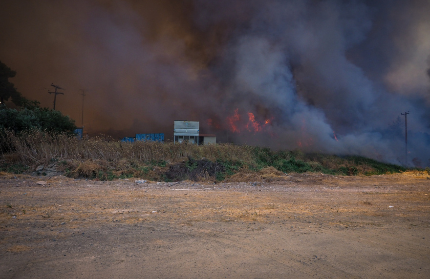 Φωτιά στην Εύβοια: Μάχη με το ανεξέλεγκτο πύρινο μέτωπο - Ενεργοποιήθηκε το 112 για εκκενώσεις
