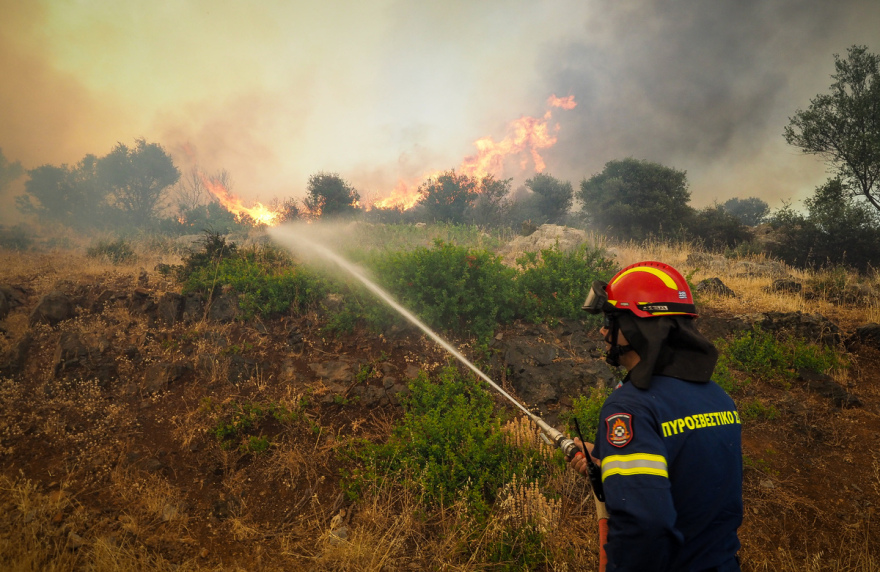 Φωτιά στην Εύβοια: Μάχη με το ανεξέλεγκτο πύρινο μέτωπο - Ενεργοποιήθηκε το 112 για εκκενώσεις