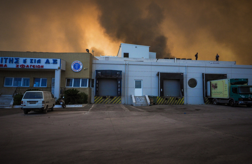 Φωτιά στην Εύβοια: Μάχη με το ανεξέλεγκτο πύρινο μέτωπο - Ενεργοποιήθηκε το 112 για εκκενώσεις