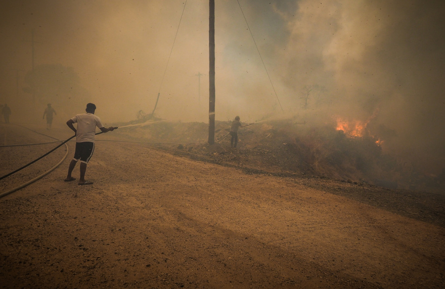Φωτιά στην Εύβοια: Μάχη με το ανεξέλεγκτο πύρινο μέτωπο - Ενεργοποιήθηκε το 112 για εκκενώσεις