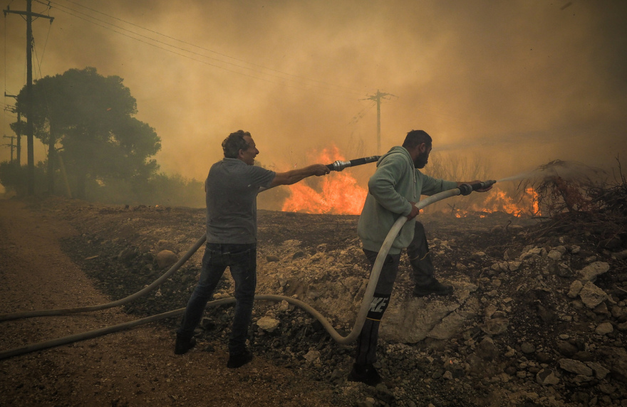 Φωτιά στην Εύβοια: Μάχη με το ανεξέλεγκτο πύρινο μέτωπο - Ενεργοποιήθηκε το 112 για εκκενώσεις