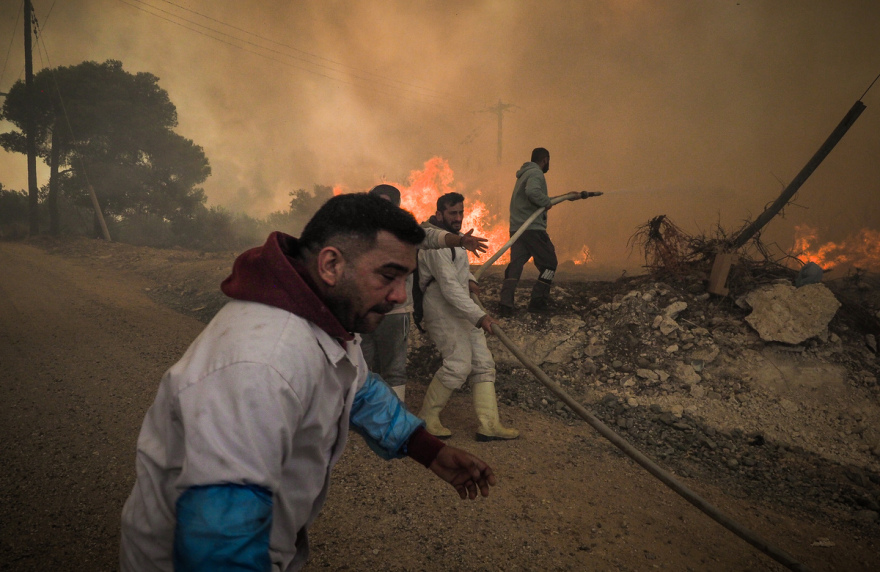 Φωτιά στην Εύβοια: Μάχη με το ανεξέλεγκτο πύρινο μέτωπο - Ενεργοποιήθηκε το 112 για εκκενώσεις