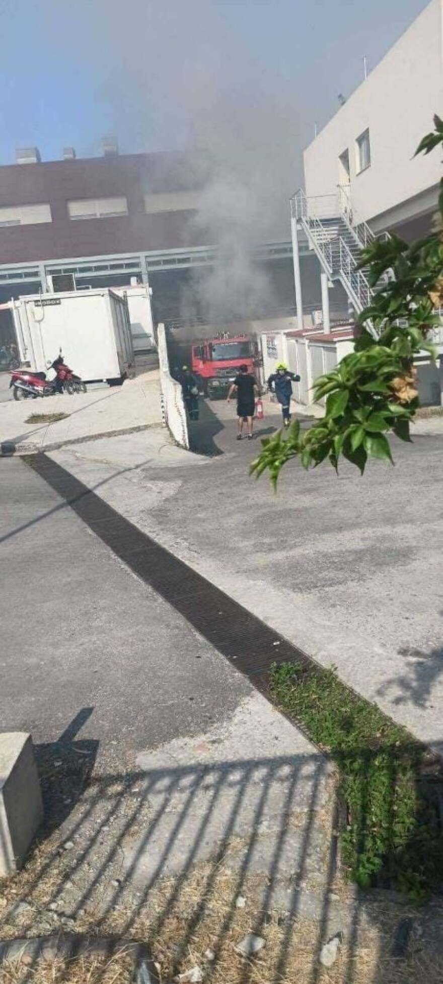 Φωτιά τώρα στο νοσοκομείο Άγιος Ανδρέας της Πάτρας - Δείτε φωτογραφίες